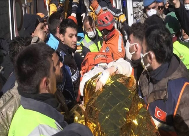 在地震发生248小时之后,土耳其废墟中一名17岁少女被救出,被称为奇迹女孩。随后又有两人获救,分别是30岁妇女和12岁的男孩。