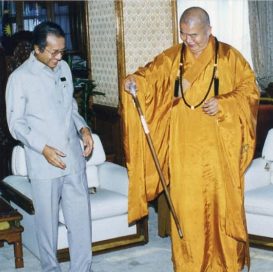 星云大师3次因缘与大马在任的首相会面,分别为1998年会晤敦马哈迪、2008年会晤敦阿都拉及2012年会晤拿督斯里纳吉。