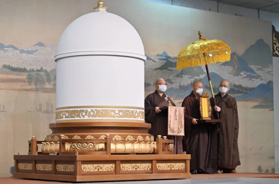 寺方遵照星云大师交代,身后采“坐缸”方式圆寂。