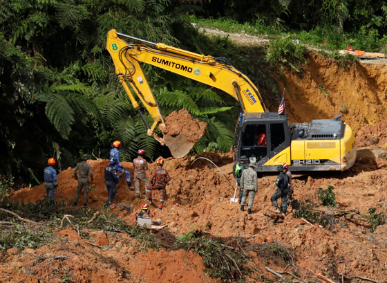 Rescuers work during a rescue and evacuation operation following a landslide at a campsite in Batang Kali, Selangor, Malaysia, December 17, 2022. REUTERS/Hasnoor Hussain