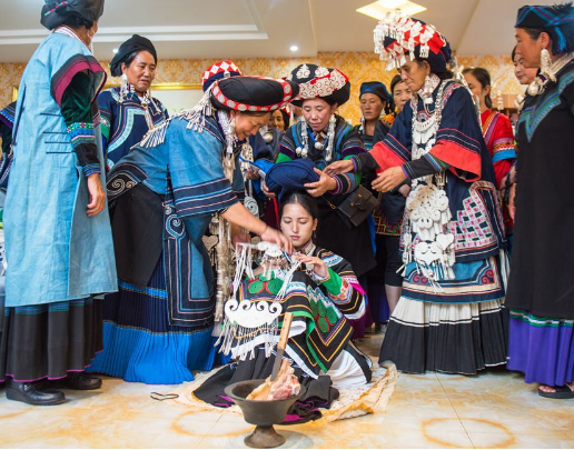 彝族少女盛行换裙的习俗,她们把换裙和出嫁当作女儿家的两件终身大事。
