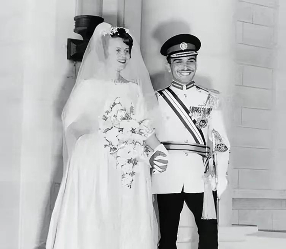 穆娜王妃和侯赛因国王结婚照。