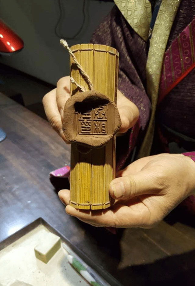 秦朝时期的竹简文书,常用黏土和泥印作为封口,而在这些封口处,也可以看到清晰的指纹。