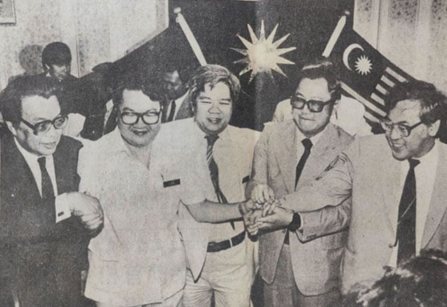 李三春(左2)宣布辞职后,和马华高层领袖握手以示团结,左起为丹斯里张汉源、拿督梁维泮、拿督陈声新和拿督麦汉锦。