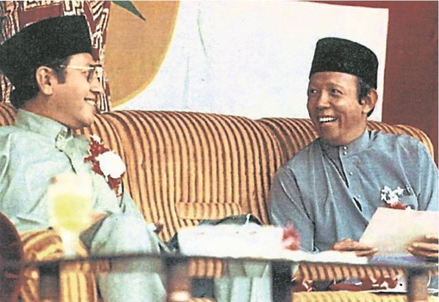 当年,李三春得罪当时最得令的两大巫统老大,一是时任首相的敦马哈迪、二是时任副首相的慕沙希淡,弄到自己鸡毛鸭血。