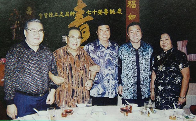 已故马华一代元老陈立志(左2)庆祝70岁大寿时,与李三春(左起)、马华前总会长敦林良实、马华前总秘书拿督斯里黄家泉、陈立志夫人拿汀李秋容合影。