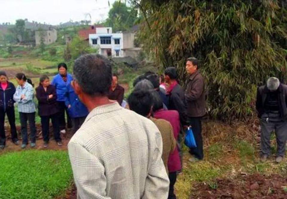 万维珍失踪后,村民们热情地帮忙四处搜寻,在河岸边的菜地里发现了几块肉,怀疑是人的碎片。