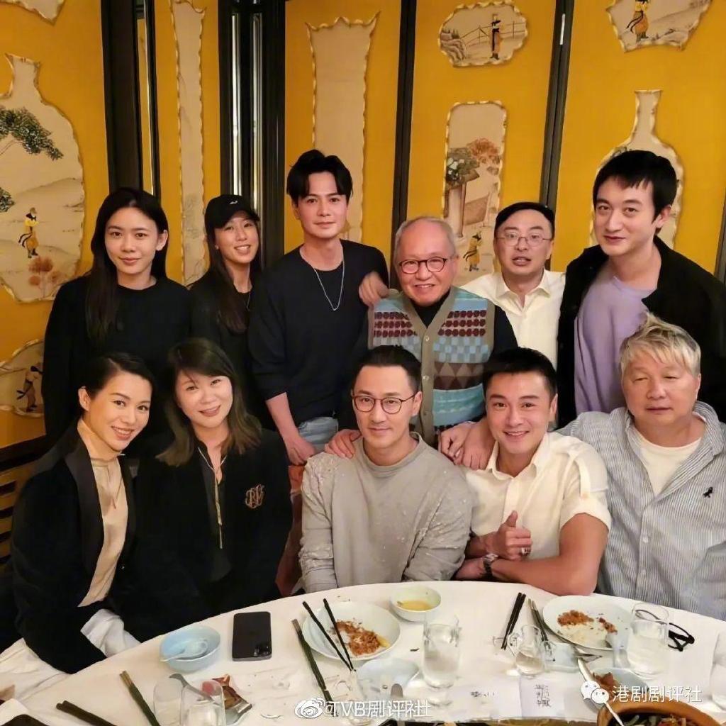 《家族荣耀》监制梁家树(后排右三)晒出与胡杏儿(前排左一)、林峰(前左三)、黄浩然(前二)、罗子溢(后左三)、以及女儿梁靖琪(后左二)等人聚餐的照片,疑似为新系列《家族继承者》班底曝光。