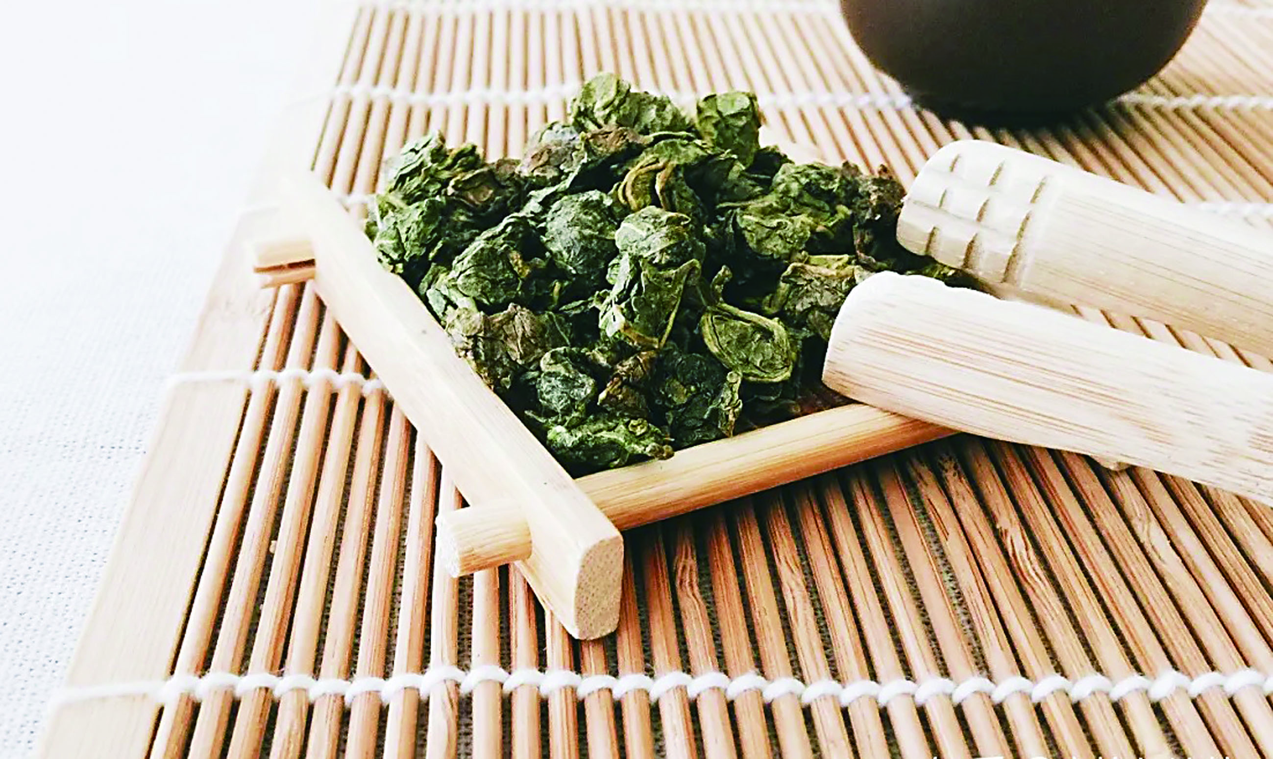 每天喝纯正的沉香茶,几个月后能把尿酸排出,改善身体不适的症状。