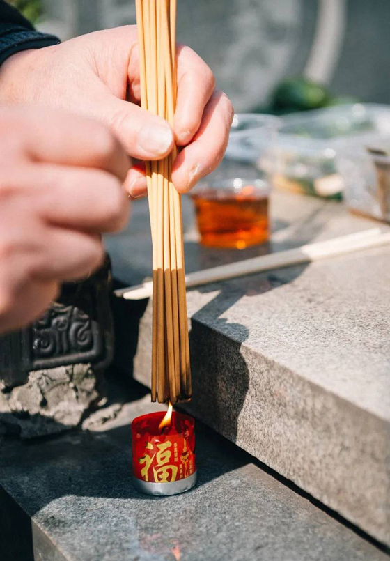 清明扫墓如有相冲的生肖，或是犯太岁者，还是可以参与祭拜的，但有些禁忌要注意一些。