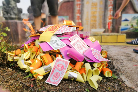 冲犯太岁者只是不能上头香,其他的如为墓碑上漆,或化宝都是可以的。