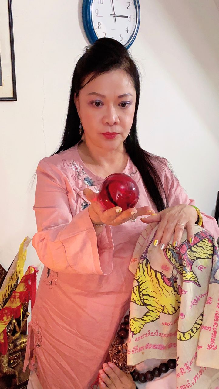 师太忠告,天下无奇不有,就算不信鬼神也要抱着尊敬之心,万一不小心冒犯神明,随时惹祸上身。
