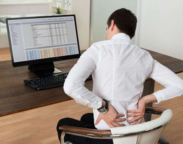 长期久坐对着电脑容易导致身体出现各种健康症状。