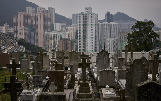 住宅阳台面向坟场义山，构成了“开门见山”的意象，相当不吉。