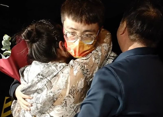 梅家父母多年寻子,见到梅志强激动万分。