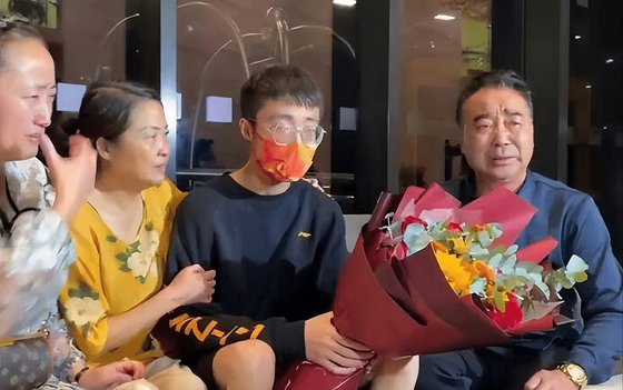 梅家父母多年寻子,见到梅志强激动万分。