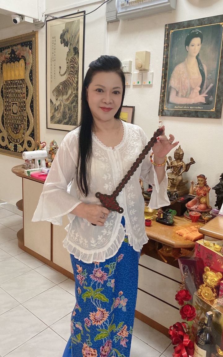 由于师太查到May和老公的才是正缘,因此在取得May的认可后,便为她做了三个法事,首先砍断与小叔的孽缘,接着是巩固她和老公的正缘,拨乱反正。