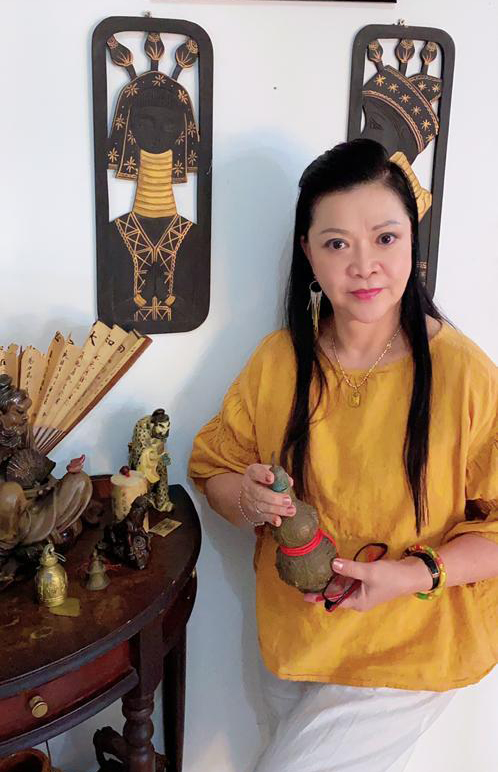 妙婵师太手上的葫芦是用来施行“吸钱追债法”的道具,成功帮助许多人追讨会所欠的债务。