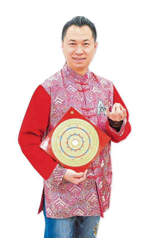 黄達文师父表示,双春年逢闰月清明,对已婚肖鸡女性的不良影响,可趁扫墓祭祖时化解。