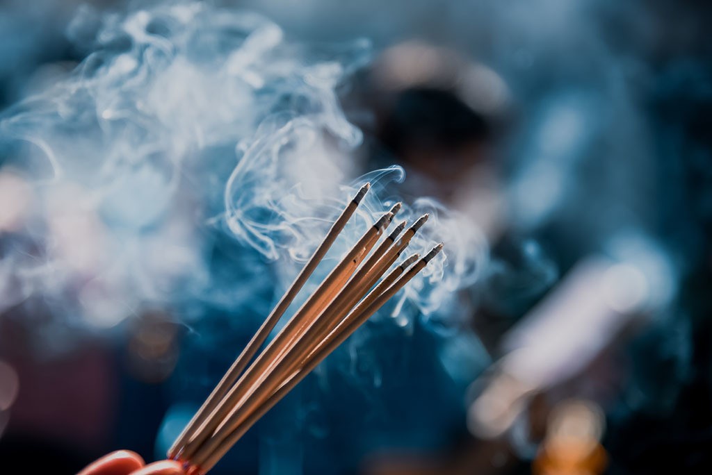 大老板海外归国,祖先没有跟着回来,导致自己和家人行为超怪。