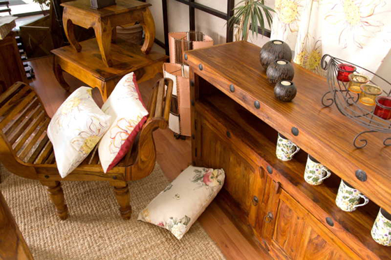 木制家具有助于提高运势，客厅可以摆放一些大型的木制家具。