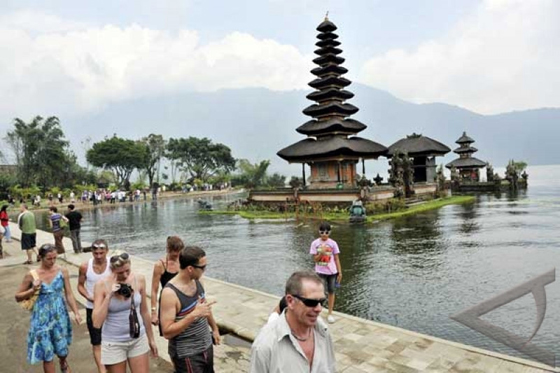 峇里岛近期频传外国旅客做出多种违法和亵渎宗教场所等事件,让印尼政府研议强制征收“旅游税”,以劝退一些不受欢迎的外国旅客。