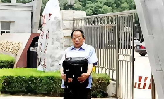 郑刚的父亲大受打击，坚持为儿奔走讨公道。