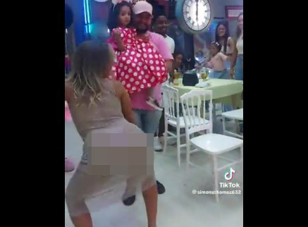右上角抱着女儿的男子对着辣妈目不转睛,但原来不是她的丈夫。