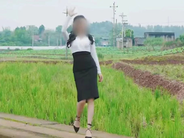 当网红来到农村田地里一切都变了味,不再朴实。