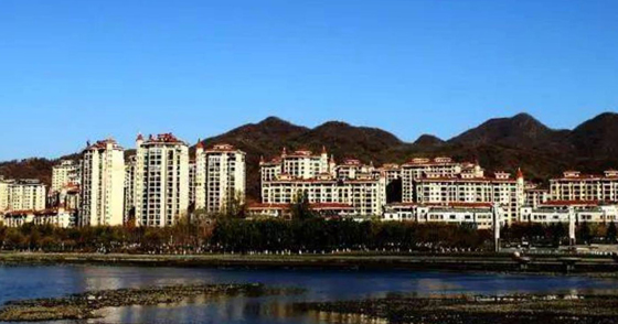 山和水是考察风水好坏的一个重要因素,但是盲目的把房屋建在依山傍水的地方,而不考虑实际风水效果也是错误的。