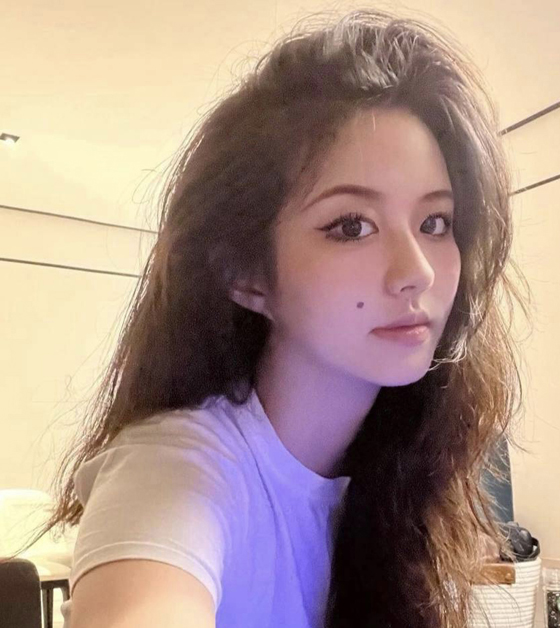 女死者为22岁的程佳楠(译音),据悉是名尚未毕业的女大生,她的小红书帐户早前被网民扒出,曾贴出过多张旅游照,而她长得面目清秀,身材高挑纤瘦,照片风格十足专业的模特儿。