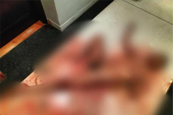 男死者被发现时躺在酒店走廊的露台上,脖子和左腿均有伤口,法医判定是锐器所致。