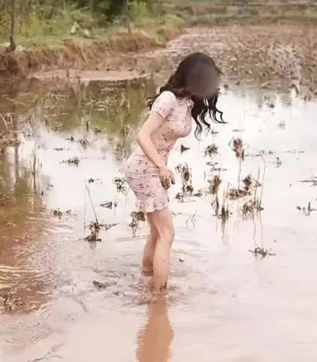 因地里有蚂蝗,一不小心就会被咬到,但她们为了流量,毫不在乎光着脚下田间,不过拍完后,她们很快就“原形毕露”,嫌弃身上的泥土怕弄脏衣服。