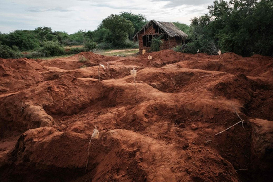 肯亚邪教组织“佳音国际教会”附近挖出数百具饥饿、凌虐致死的遗体。