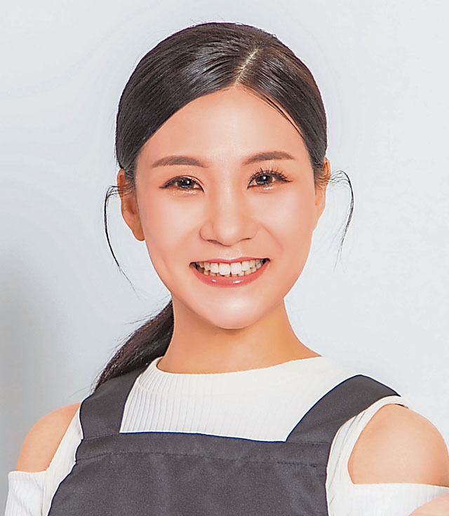 资深食疗师黄晓洁 ·国际医药大学IMU ·营养与食疗学士文凭(Hons) ·Alpha Nutrition Academy创办人 ·时尚营养运动发起人