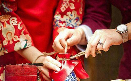 中国浙江台州近日一对新人订婚,出动运钞车运送聘金。