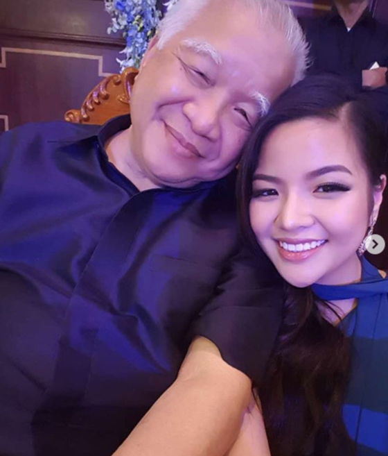 布苏丽娅公主正是亲王与现任妻子Moniren 的女儿,她还有个弟弟。