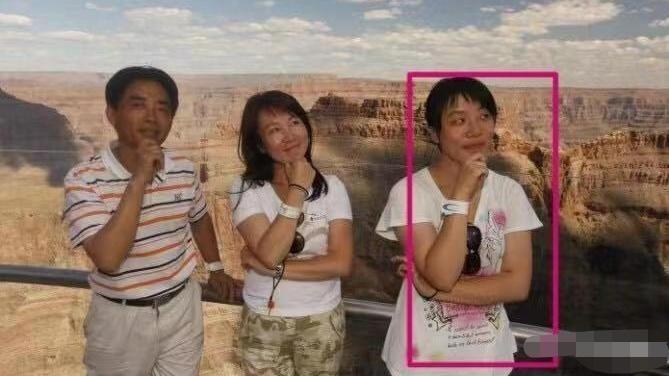 董女过去的照片被翻查出来,模样与如今判若两人。