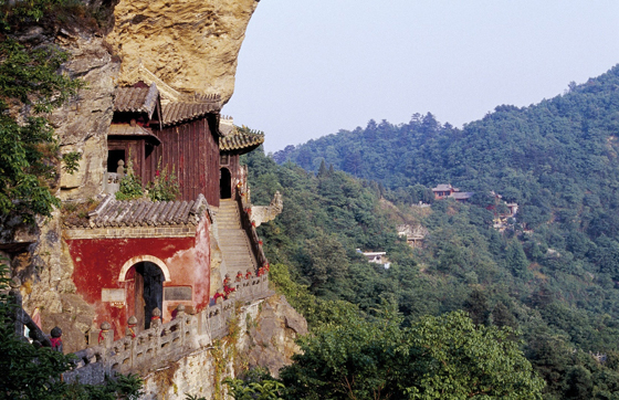 被誉为“天下第一香”的龙头香,建于武当山南岩万寿宫的绝壁旁,已有700多年历史。