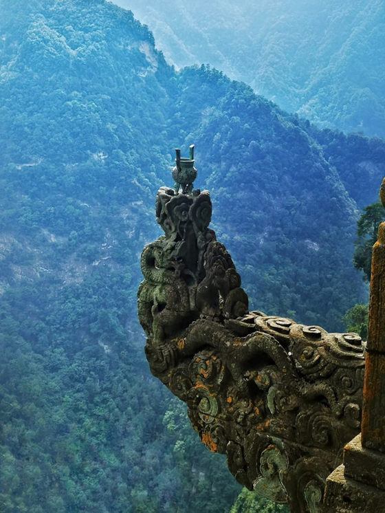 龙头香建于悬空石梁之上,两侧已是万丈深渊。