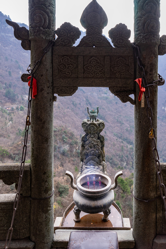 现时,庙方在龙头香前另建了一座香炉,供香客安全地敬香。