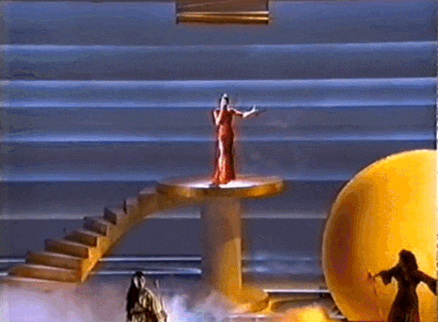 2001年,李玟穿上中国旗袍,惊艳亮相奥斯卡颁奖礼演唱《月光爱人》。