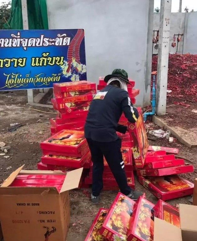 商人还愿竟连放800万响鞭炮,整个过程持续了3个小时,把附近的居民吓了一大跳。