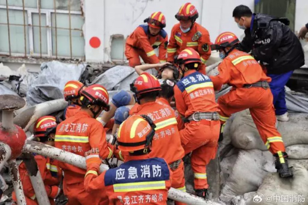 黑龙江中学体育馆崩塌 5