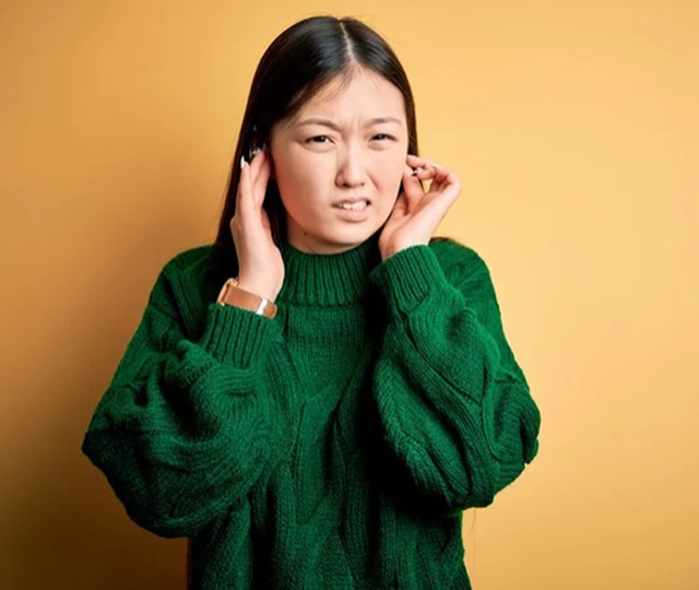 因内耳的内淋巴水肿造成耳液不均,导致大脑误会身体正在移动,故令患者感到“天旋地转”。