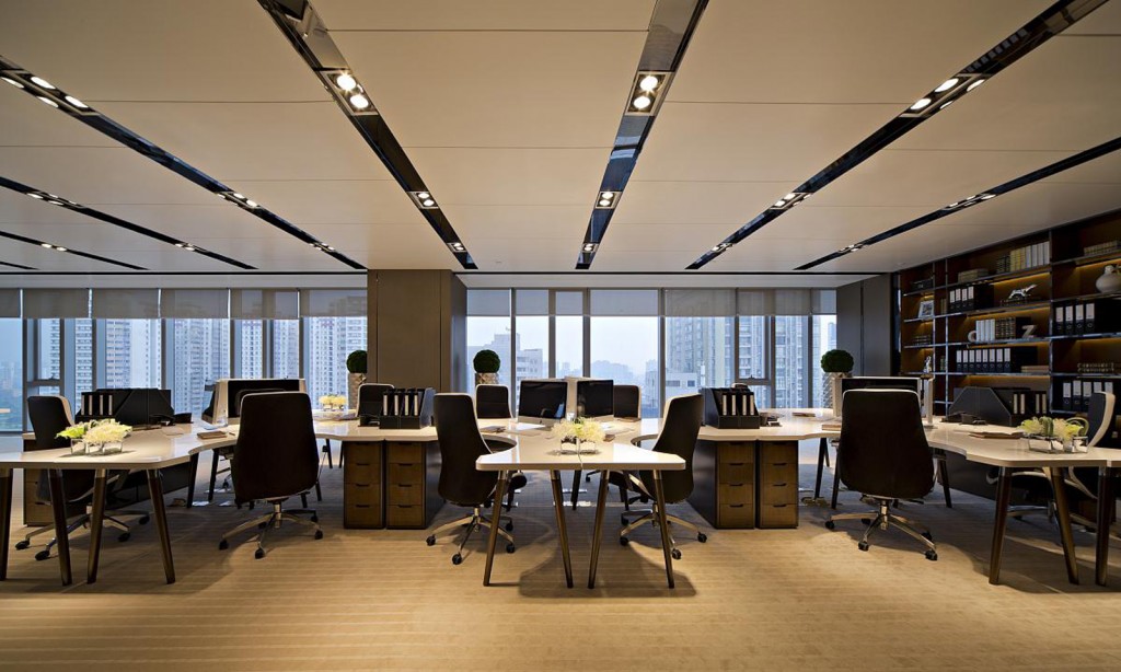 办公室的光线不足会降低员工的能量水平，尽量让自然光进入办公室，保障每一个工作站都是有充足的照明点。