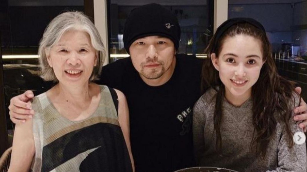 周杰伦和妈妈叶惠美(左一)和老婆昆凌(右一)合照。