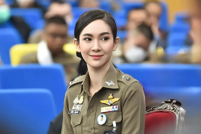 曾经，Kat被当做警队的“门面”，但她发愤图强，努力摆脱花瓶的标签。
