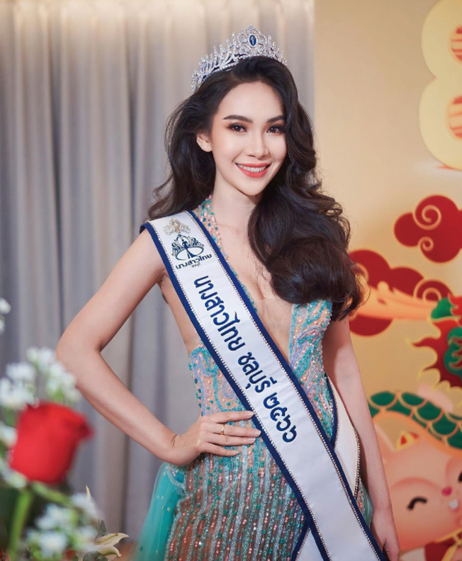 Kat曾多次参加选美，是当地闻名的选美皇后。