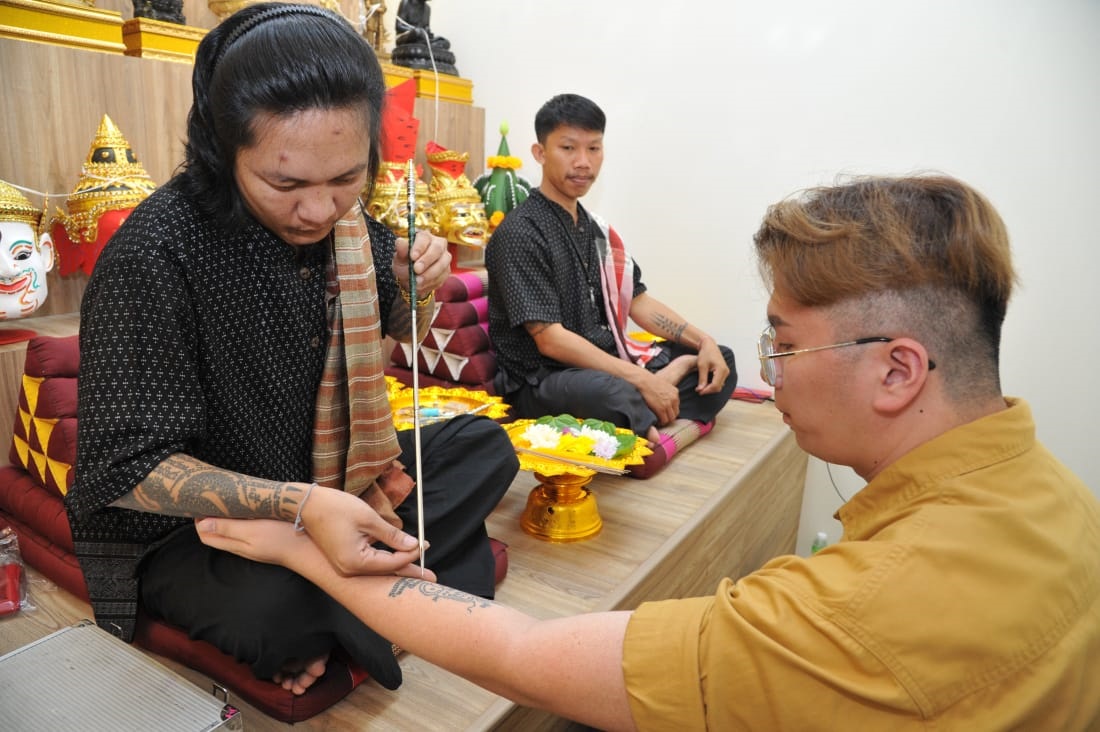 阿赞碰师父会为运势较低的信徒进行古法纹身配鲁士灌顶。